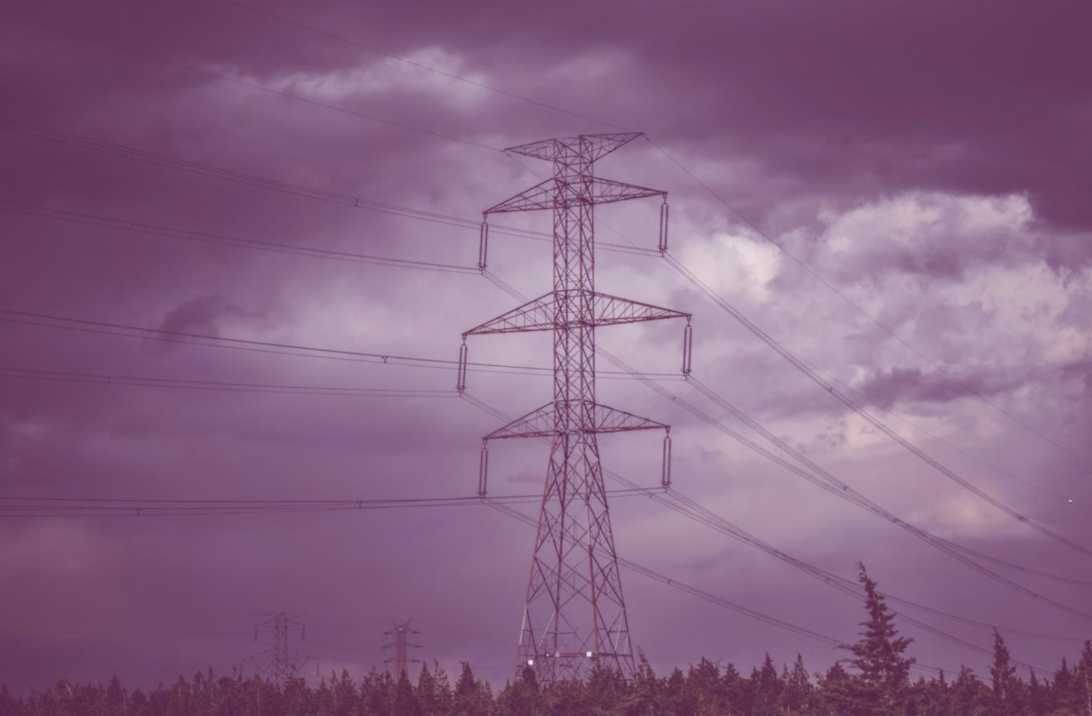 Salle de contrôle nucléaire avec panneaux de surveillance